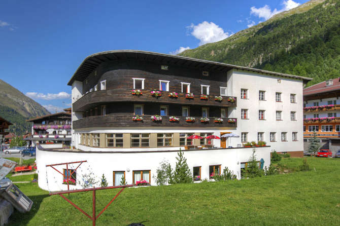 Berghotel Gasthof Gstrein-april 2024