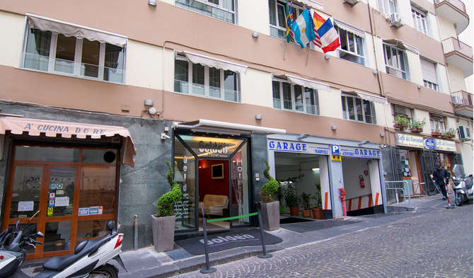 Golden Hotel-mei 2025