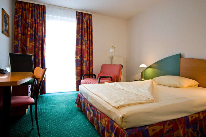 Highway Hotel-mei 2025