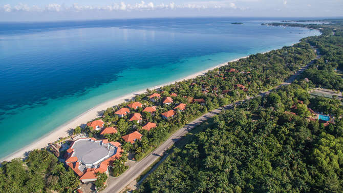 Hotel Couples Swept Away-mei 2025