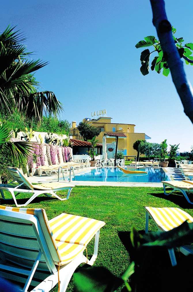 Hotel La Luna-mei 2025