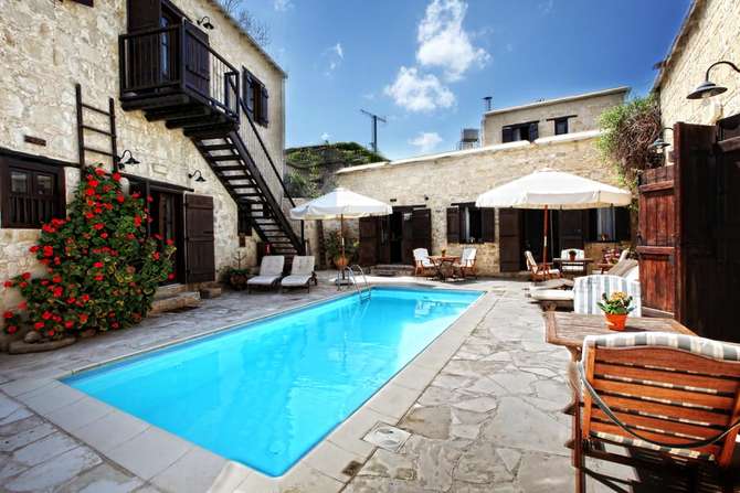 Leonidas Village Houses-mei 2025