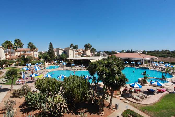 Makronisos Village Club-mei 2025