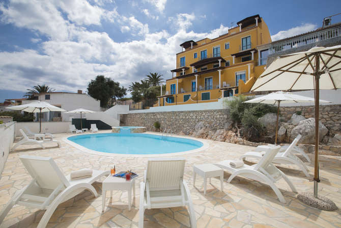 Maladroxia Hotel-mei 2025