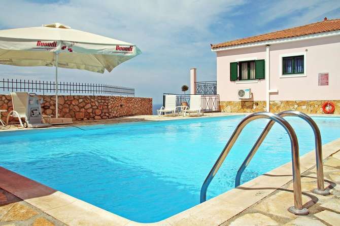 Sarantos Pool Suites-mei 2025
