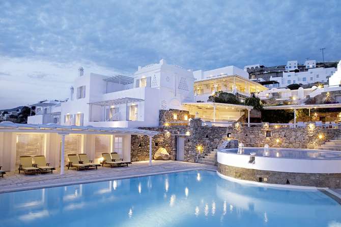 Scene Porto Mykonos-mei 2025
