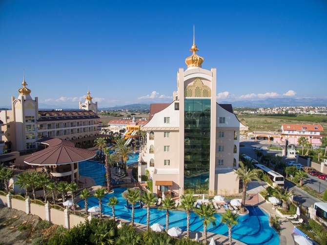 Side Crown Charm Palace-mei 2025